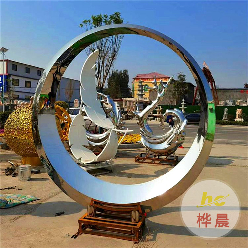 大型戶外不銹鋼月亮鏡面雕塑發(fā)光鏤空?qǐng)A環(huán)噴霧流水景觀金屬大擺件